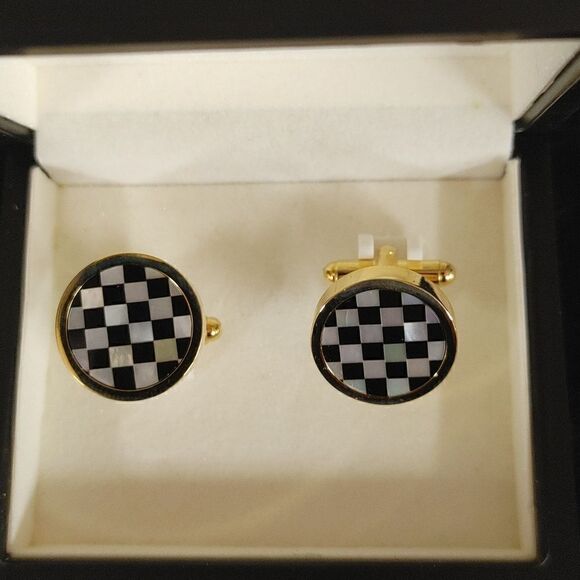 MEN'S FERRECCI GOLDTONE CHECKER SHELL CUFFLINKS WITH JEWELRY BOX. - Picture 2 of 3